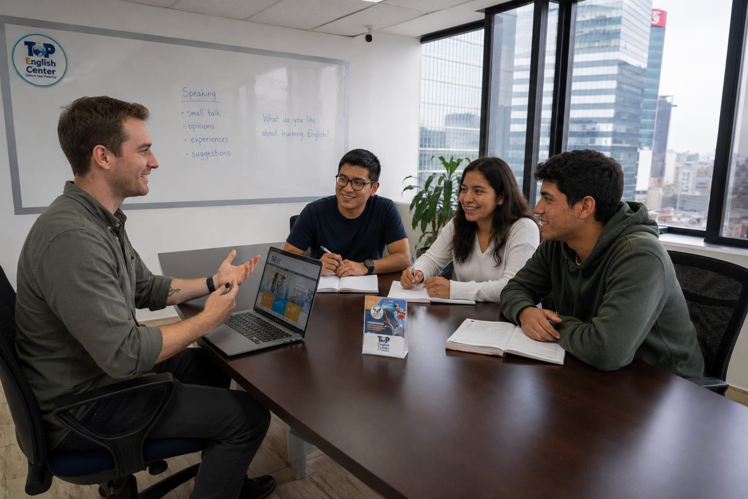 Clase grupal presencial con profesor y alumnos en Lima